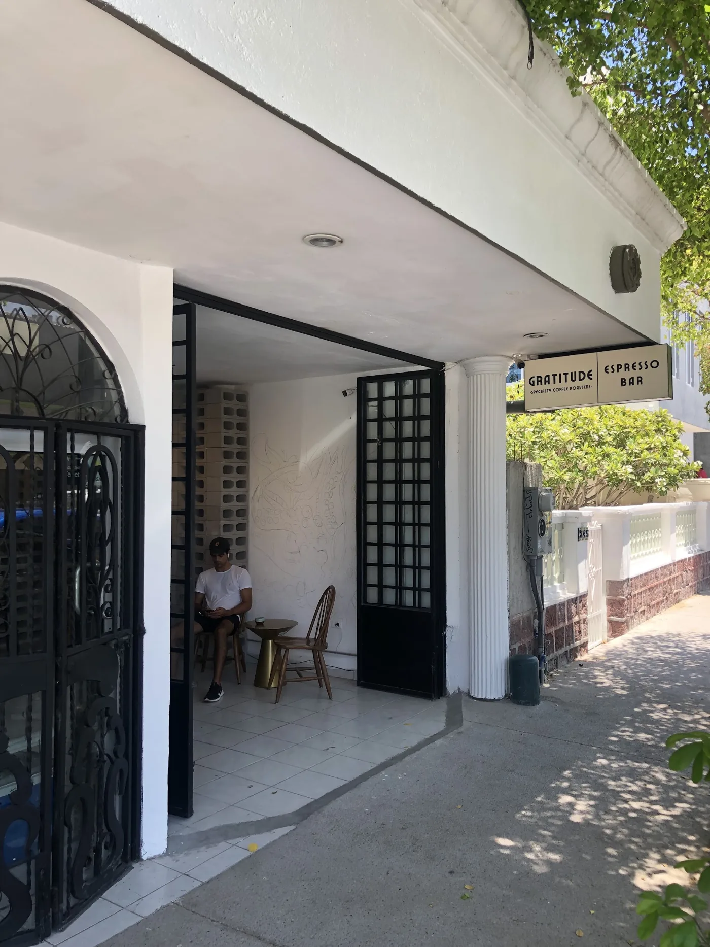 Entrada de Gratitude en la calle Revolución de 1910