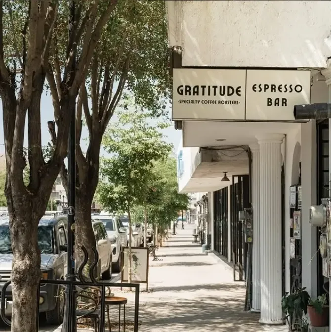Fachada de Gratitude con el letrero de Espresso Bar en la calle Revolución